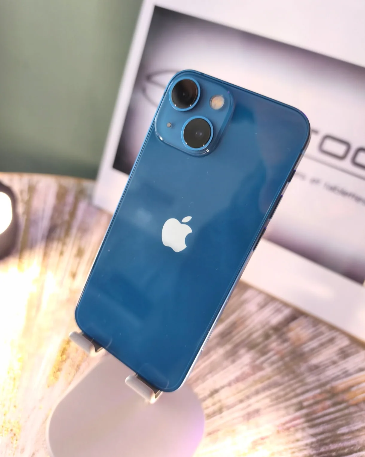 iPhone bleu d'occasion sur support SmartocaZ